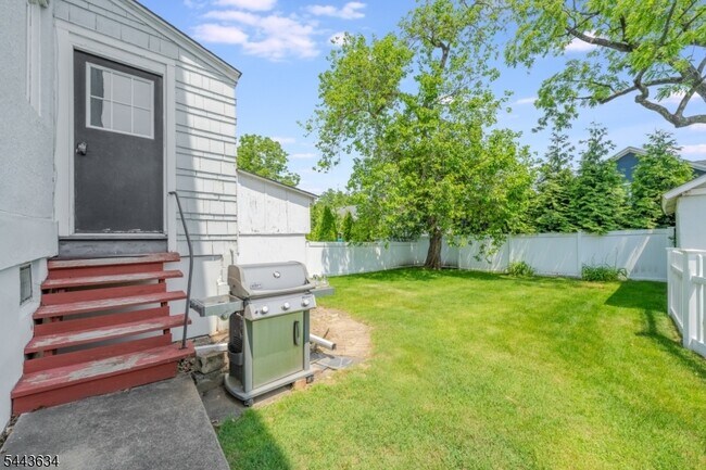Building Photo - 28 N Hillside Ave