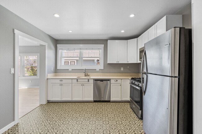 Building Photo - 547 Randolph St