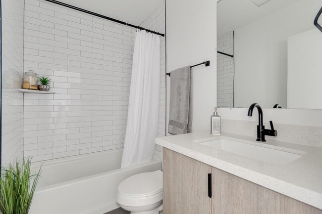 Building Photo - 2512 E Thomas Rd