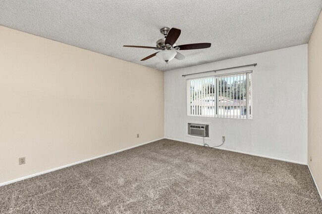 Building Photo - Move-in Ready Condo!