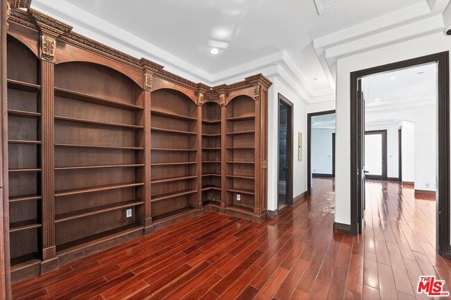 Building Photo - 4536 Vanalden Ave