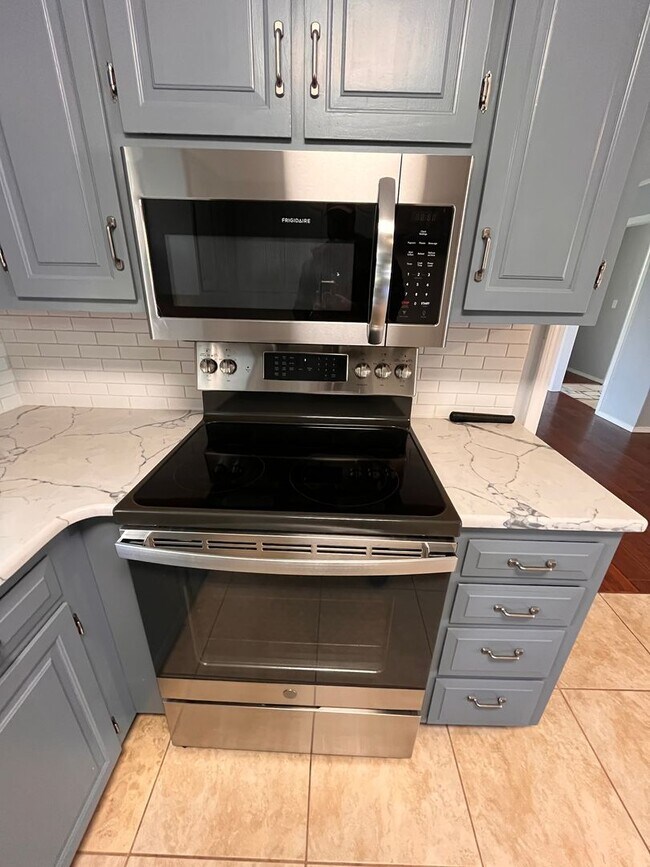 Building Photo - 3-Bed, 2-bath Luxury Southern Hills Designer Home!