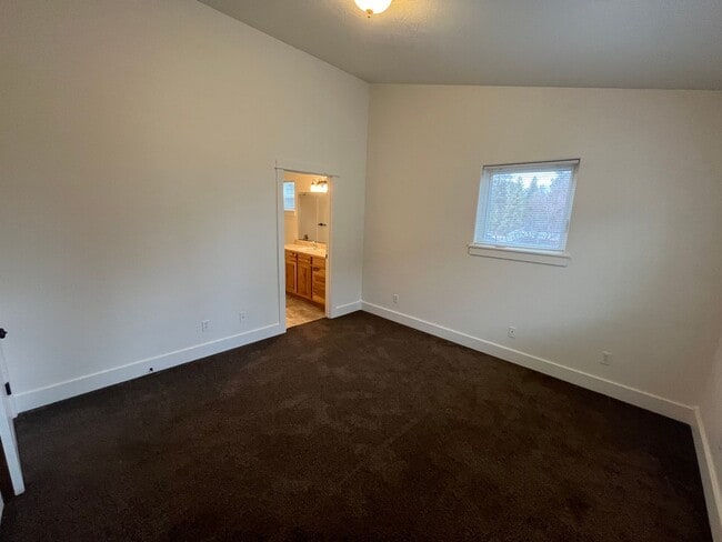 Building Photo - 3 Bed/2.5 Bath Single Family Home Close to the Old Mill