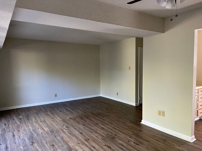 Building Photo - 2307 Colony Dr SW