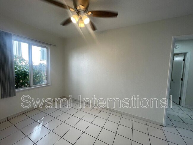 Building Photo - 622 1/2 E 97th