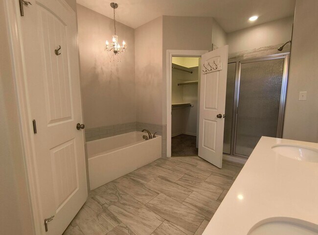 Building Photo - Charming 4 bedroom, 2 bath home AVAILABLE NOW!