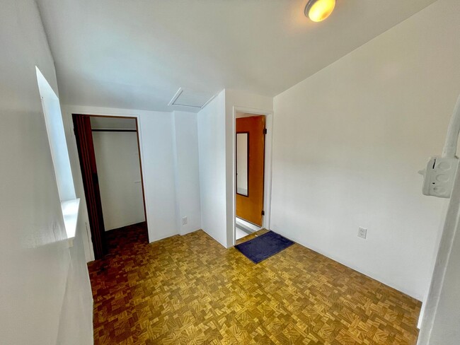 Building Photo - Wonderful Light and Bright Top Floor 2BR/1...