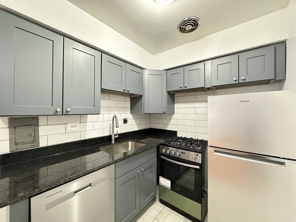 Building Photo - 1515 W Morse Ave