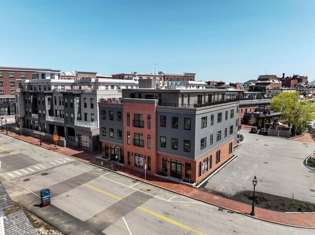 Building Photo - 238 Deer St