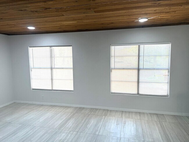 Building Photo - 608 Sesame Ln