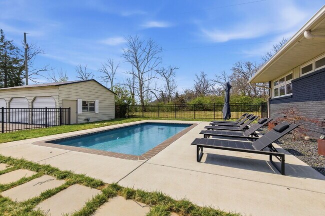 Building Photo - Charming 3-Bed Oasis with Scenic Waterfront Views and Pool 15 minutes from Downtown Nashville