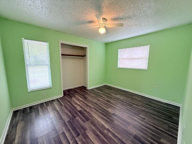 Building Photo - 2-Bedroom and 2Bathroom Fenced Half Duplex