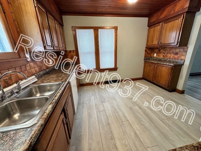 Building Photo - Updated 2 Bed 1 Bath home