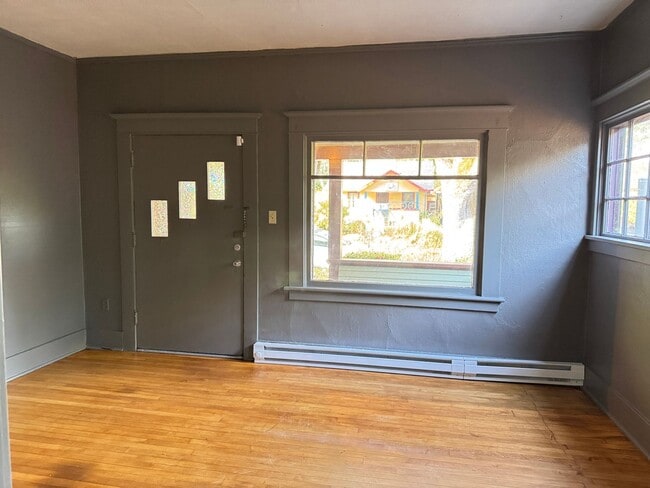 Building Photo - 1262 W 5th Ave