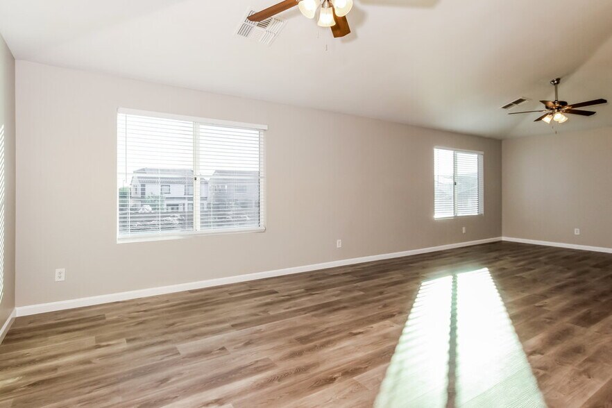Building Photo - 18405 W Sunnyslope Ln