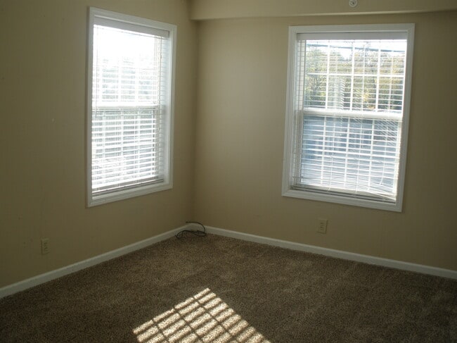 Building Photo - 1014 Hospital Dr