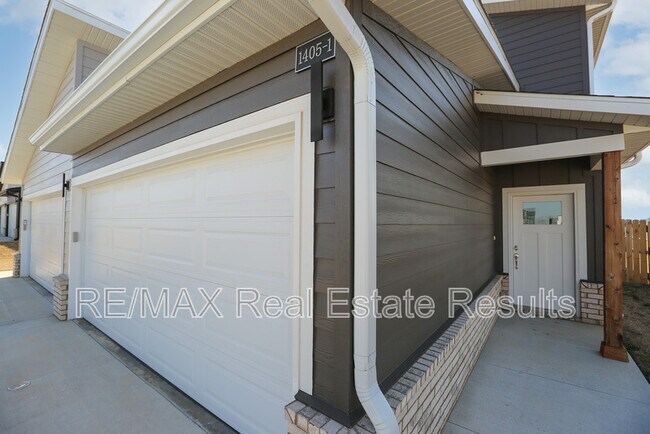 Building Photo - 1405 SW Poigai Wy