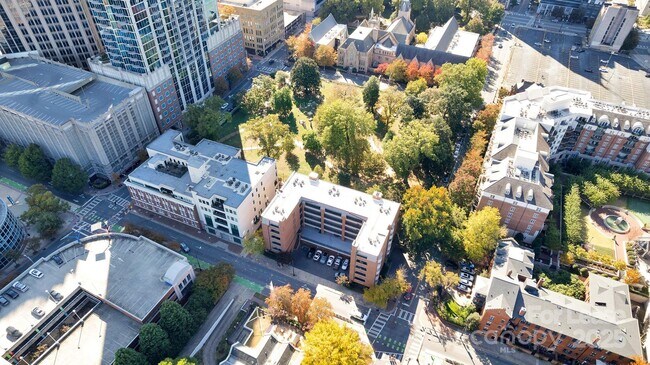 Building Photo - 224 N Poplar St