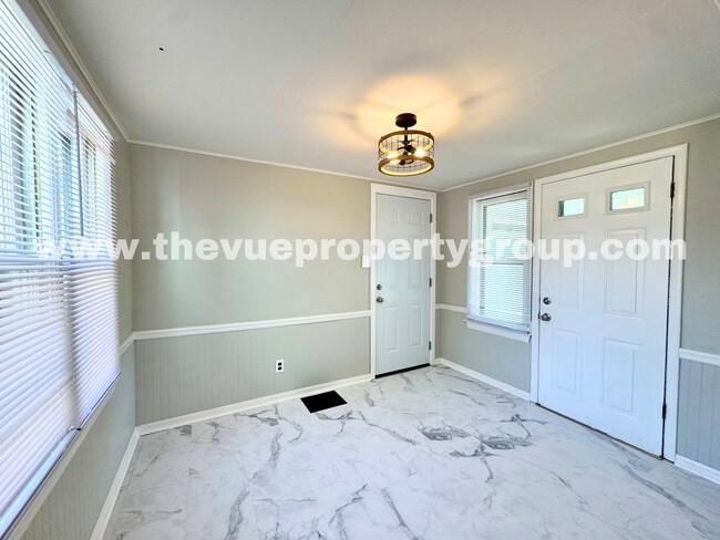 Building Photo - MOVE IN SPECIAL! Move in this November and...