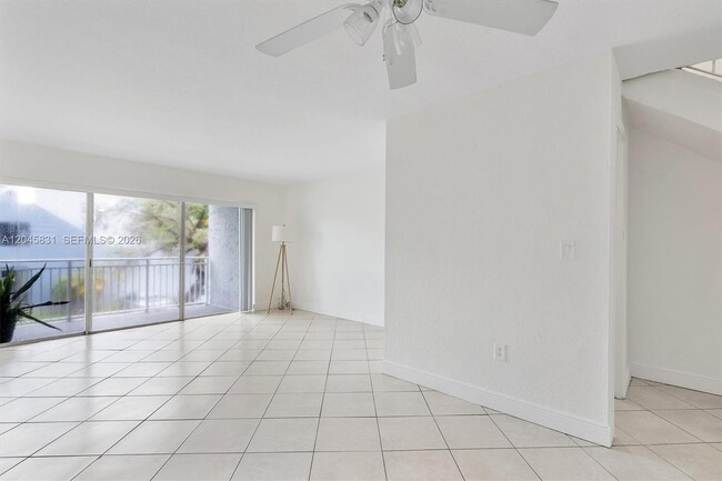 Building Photo - 9369 Fontainebleau Blvd