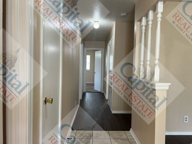 Building Photo - Charming 3 Bedroom