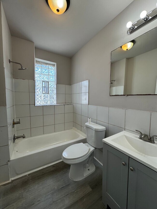 Building Photo - Spacious 3-Bedroom Home in Elmwood Park — ...