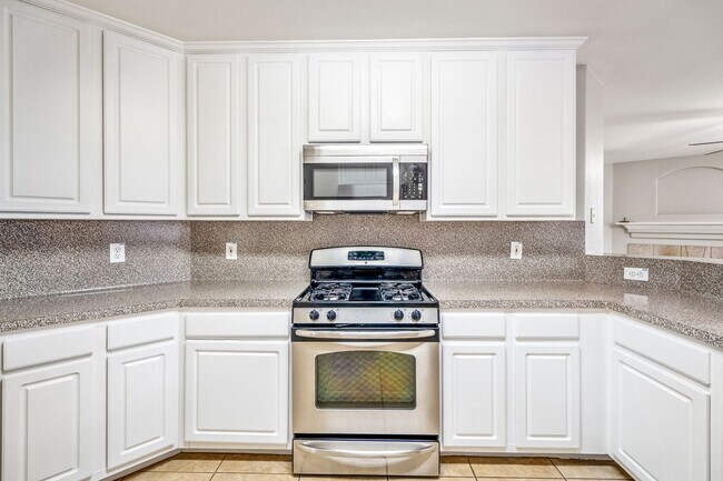 Building Photo - Bright and Beautiful Open-Concept Home!
