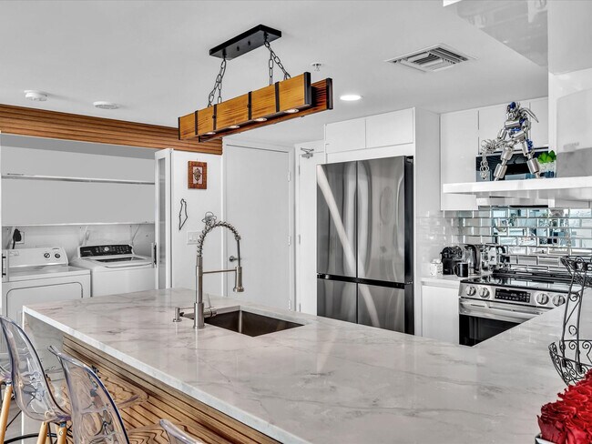 Building Photo - 665 NE 25th St