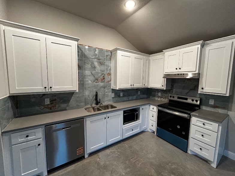 Primary Photo - 10036 W Hwy 199