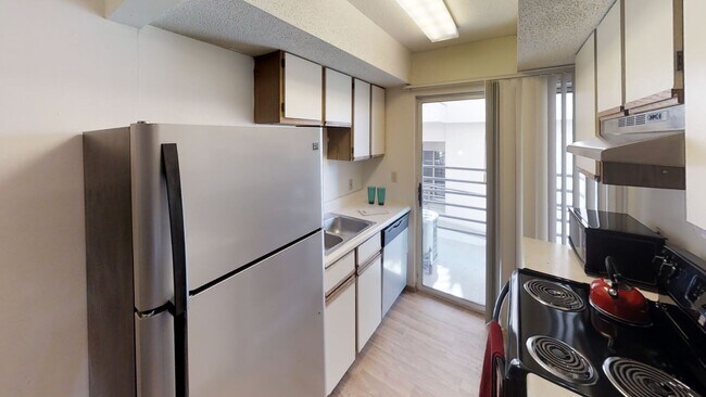 Interior Photo - 905 W Oregon St