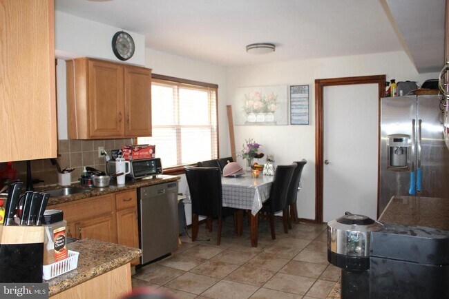 Building Photo - 219 Meadow Dr