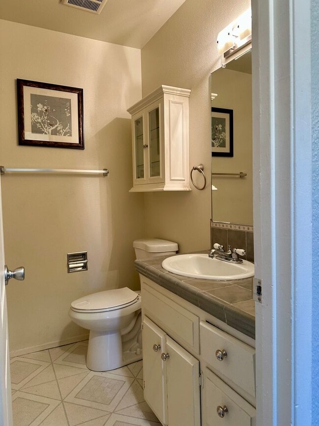 Building Photo - Charming Home with Open Floor Plan in West Redding