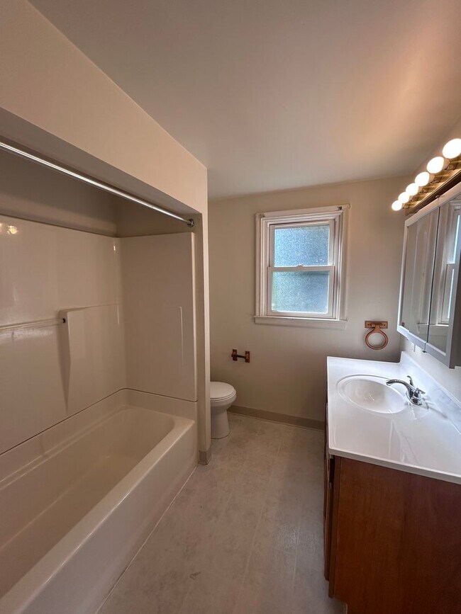 Building Photo - 3 Bedroom Single Family Home (Perry Hilltop)