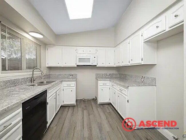 Building Photo - Cozy 3 Bedroom Home at White Ln. & Stine rd.