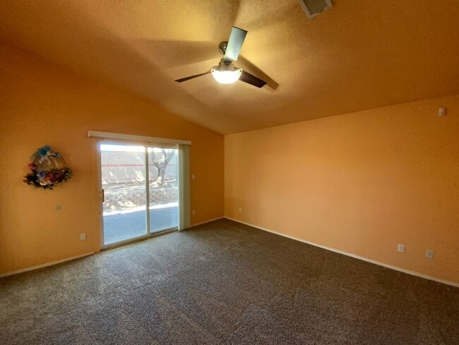 Building Photo - 3 Bedroom Single Story Home Near Unser Blv...