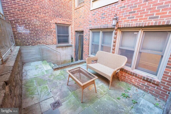 Building Photo - 1323 Clifton St NW