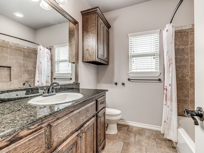 Building Photo - 3 Bedroom + Study + 3 car garage home located in the heart of Edmond!