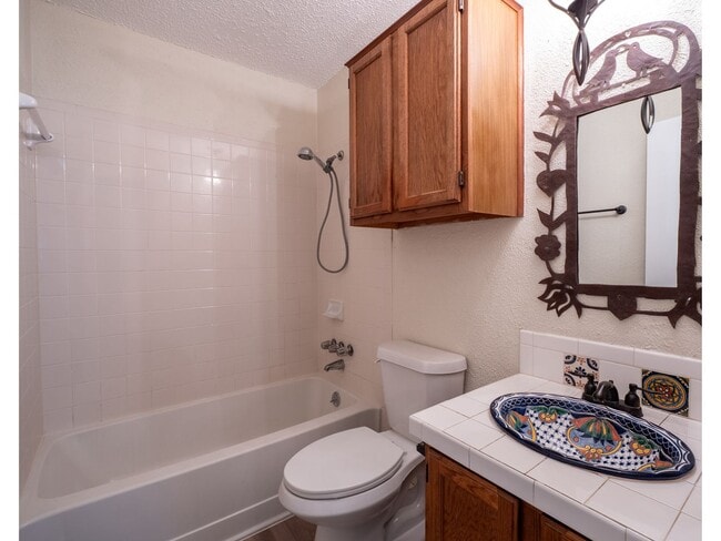Building Photo - Charming 2-Bedroom Home with Versatile Lof...