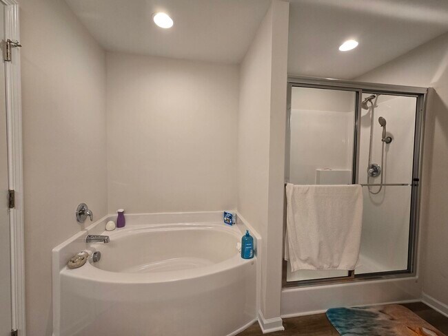 Building Photo - 1922 Flagpole Dr