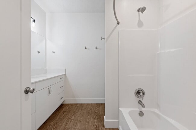 Building Photo - "Discover Comfort & Style: Spacious 3-Bed,...