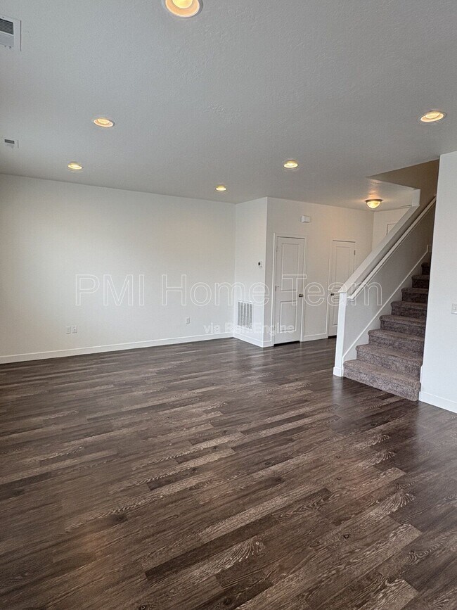 Building Photo - 1616 W Parkview Dr