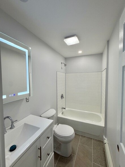 Full bath - 239 Center St