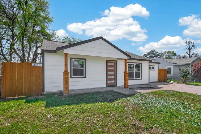 Building Photo - 3209 McCrarey Dr