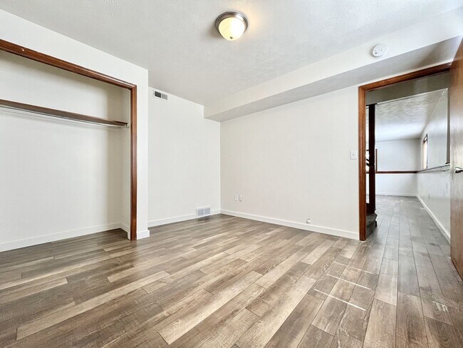 Building Photo - Four Bedroom Duplex in Kentwood