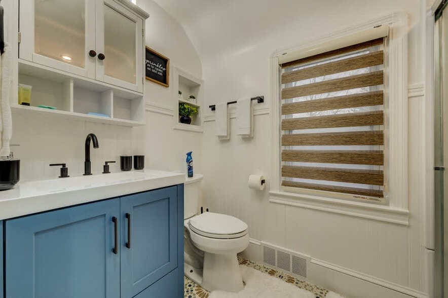 Building Photo - 3855 Grosvenor Rd