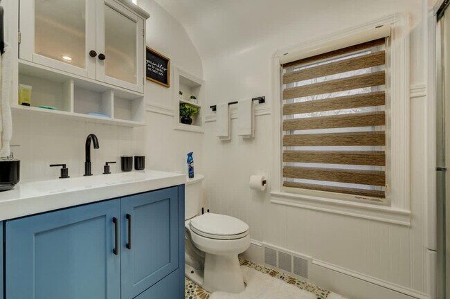 Building Photo - 3855 Grosvenor Rd