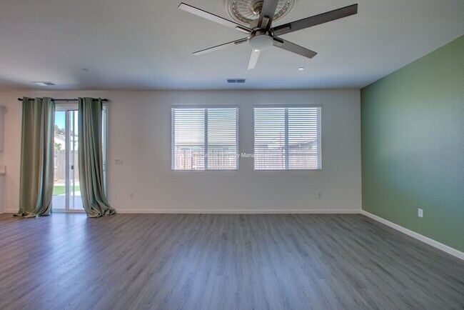 Building Photo - 495 Daffodil Dr