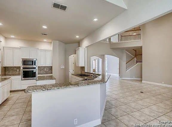 Building Photo - 24919 Birdies Grn