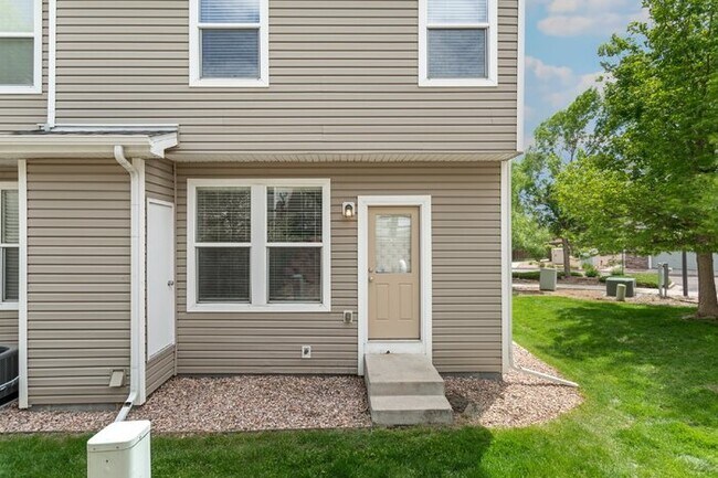 Building Photo - Well-Maintained 3-Bedroom Townhome with Central A/C and Open Layout