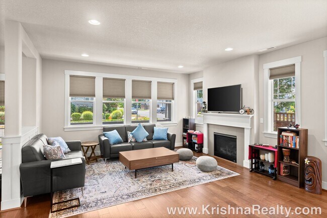 Building Photo - Gorgeous *Corner Lot* 4 BD* 2.5 BA* Single...